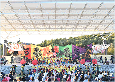 夏の熱気そのままにステージ演舞